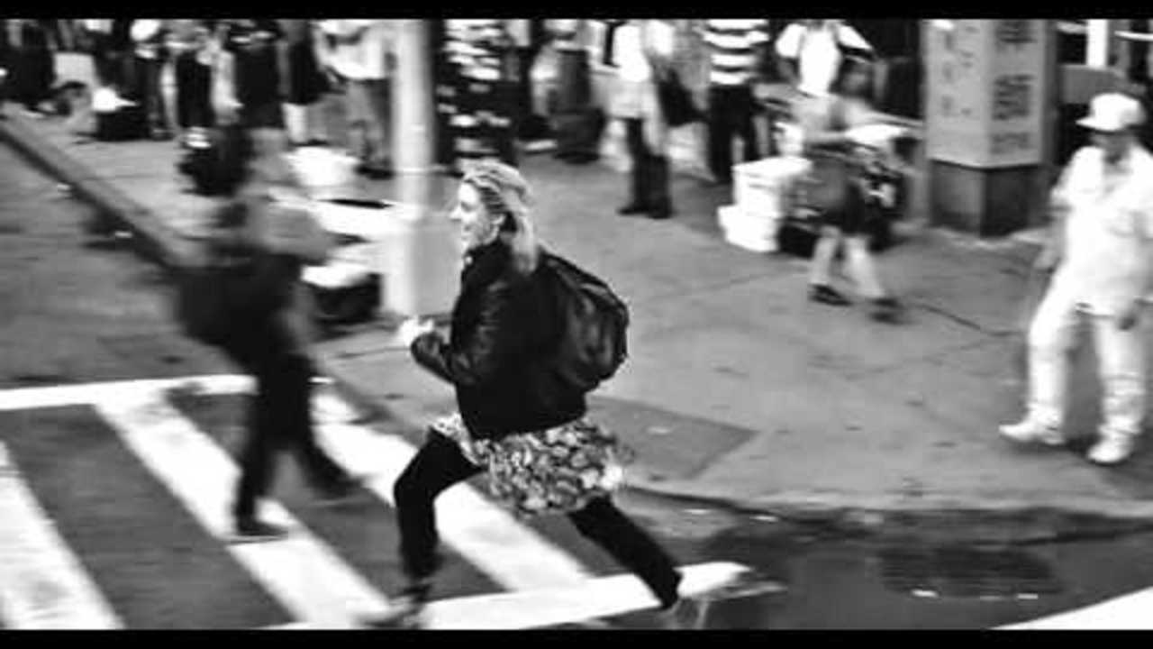 Frances Ha [2013] - Dance in the street