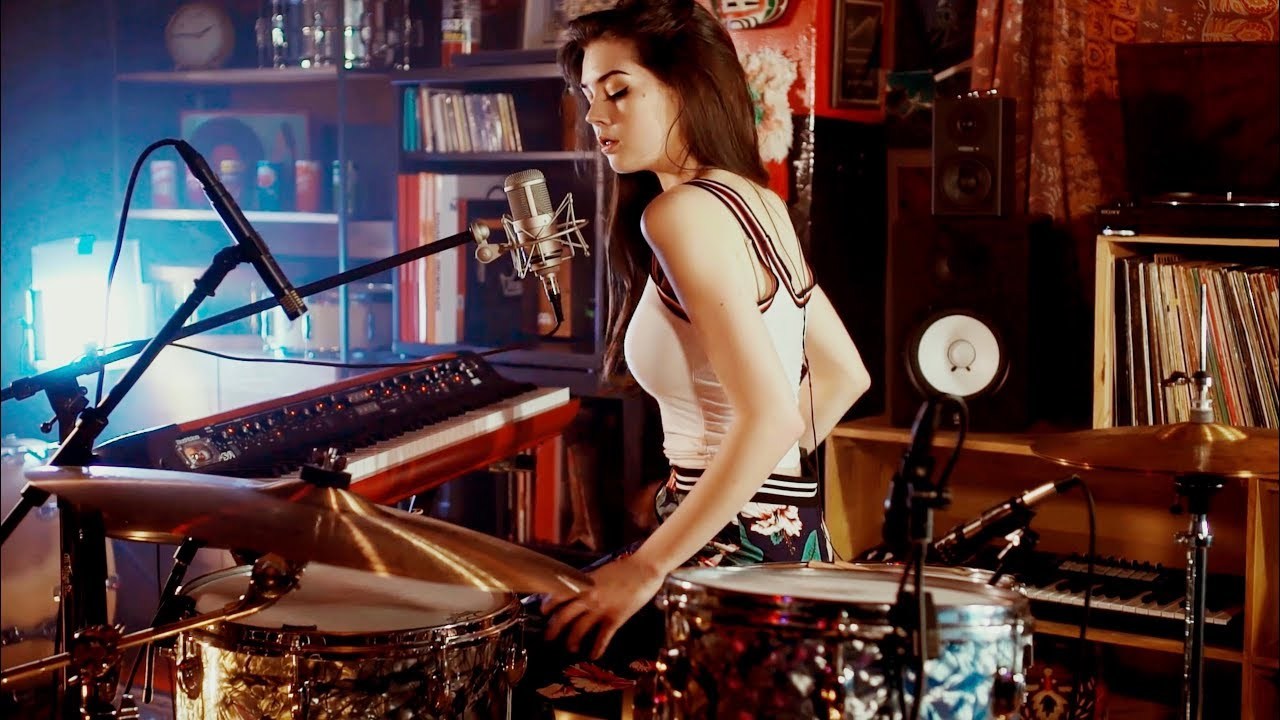 Foo Fighters Meets 70's Bobby Caldwell - Live Looping Mashup by Elise Trouw